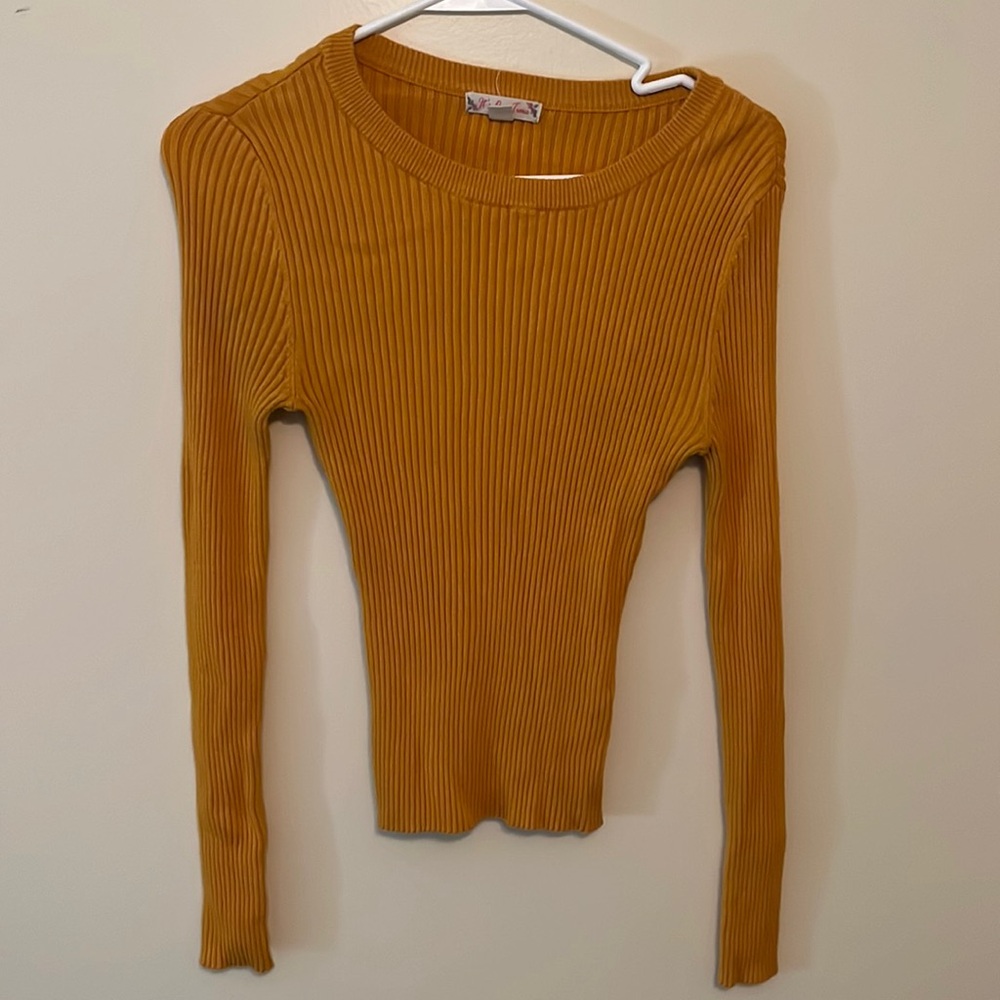 Gold tight knit long sleeved shirt